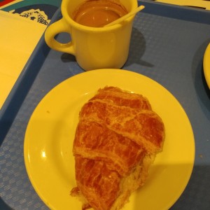 croissant y cafe