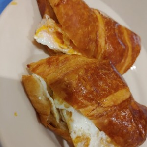 Emparedado croissant huevo