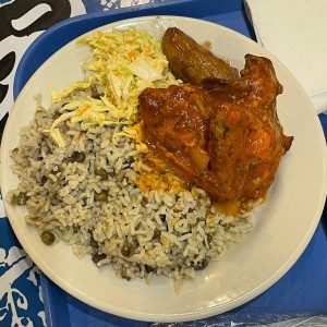 Pollo guisado con arroz con guandu y ensalada