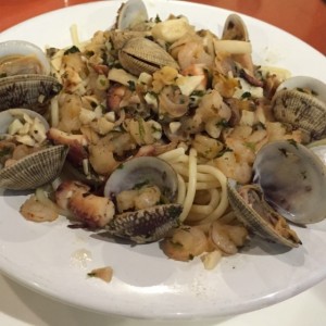 Espaguetti fruti di mare al olio