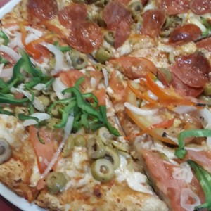 Pizza mitad peperoni y mitad vegetariana