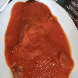 pernil de cerdo en salsa roja. 