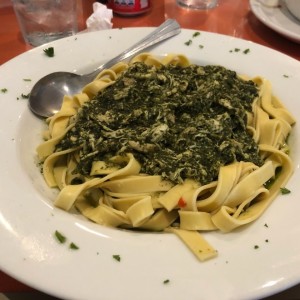 Fetuccini al Pesto y pollo