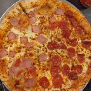 Pizza con Pepperoni y Jamon