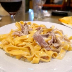 Fettuccine Alfredo con pollo