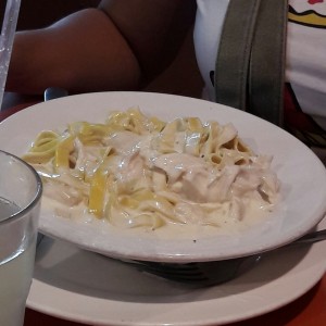 Fetuccini Alfredo con pollo 