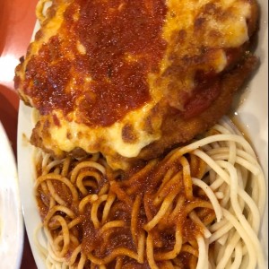 filete de pechuga de pollo a la parmesana con spaguetti en salsa roja