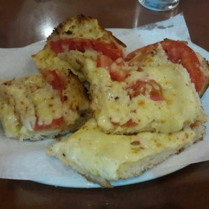 pan de ajo queso mosarella y tomate