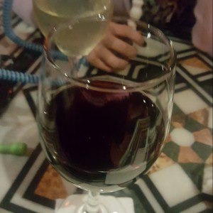 vino blanco y tinto en copa