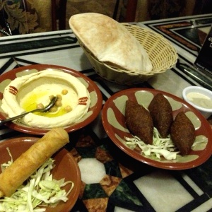 Sambuseh de queso, hummus y kibbe frito