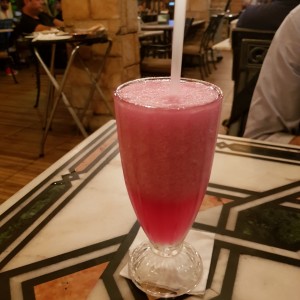 limonada con agua rosa