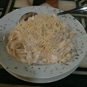 Pasta Alfredo con salsa blanca y pollo