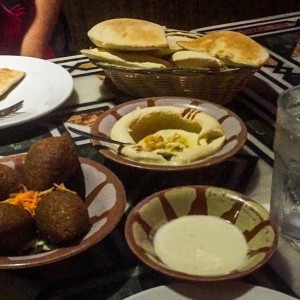 kibbe frito con carne, hummus y pan pita