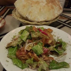 Ensalada y pan pita