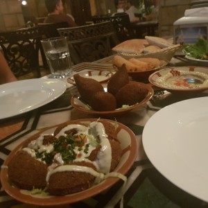 Falafel, Kibbe frito, Sambusek de queso, Babaganush, Pan pita y tabuleh