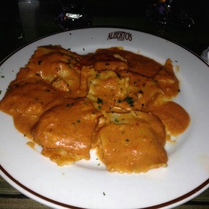 Raviolis de pollo en salsa rosada