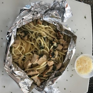 Spaguetti al cartucho con pollo y espinacas en salsa Alberto?s 