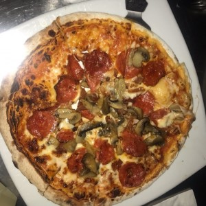 pizza de peperonni, hongos y tocino 