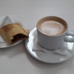 Empanada Chilena y Cappuccino