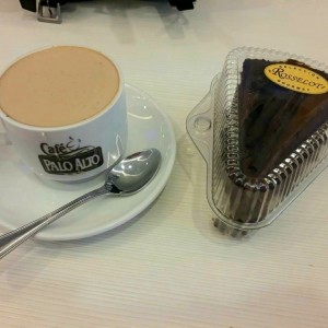 Chocolate caliente y cake de chocolate toffee 