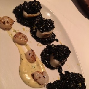 Calamares con risotto negro