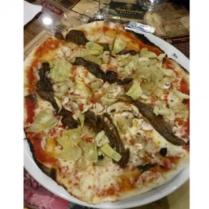 Pizza de berenjenas, hongos, alcachofa y cebolla