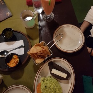 Nachos con frijoles negros y queso