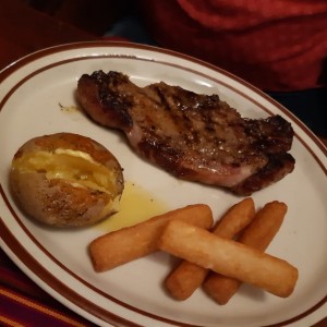 New york steak con papa asada y yuca frita