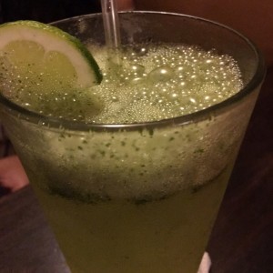 limonada con hierba buena