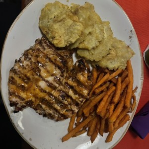 Filete de pollo con camote y patacones