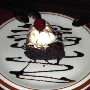 Brownie con nueces y helado de vainilla