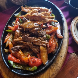 fajitas de pollo y de carne.