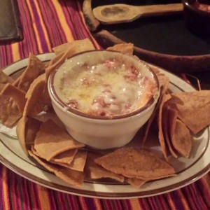 queso fundido con chorizo