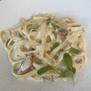 Fettuccini en salsa blanco con pollo