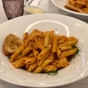 Penne en salsa rosada con pollo