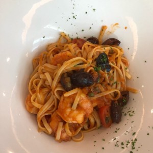 pasta con langostinos tomates cherry y curry