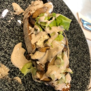 Brusquetas de Hongos Portobello con crema de Trufa y Queso Feta 