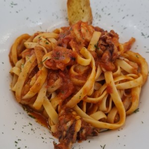 Pasta con frutos del mar en salsa roja