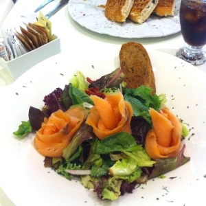 Ensalada de salmon y rucola.