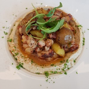 pulpo con humus