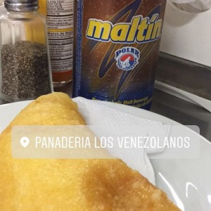 Empanada de Queso y Malta maltin polar