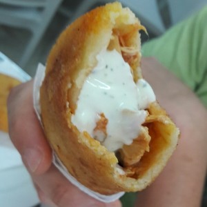 Empanada de pollo y salsa de ajo