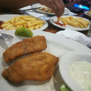 Filete apanado de corvina con papas fritas