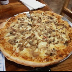 pizza de pollo y hongos