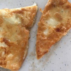 saganaki (queso asado)