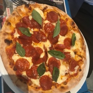 pizza peperoni y albaca