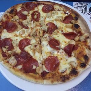 pizza de pollo con peperoni