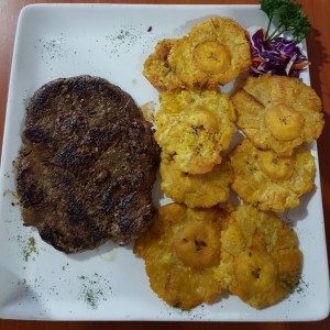 Filete de res a la griega con patacones