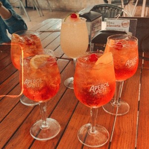 Aperol Spritz y una margarita