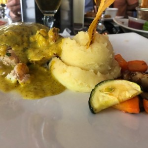 corcibs rellena de mariscos y pure de papa con verduras